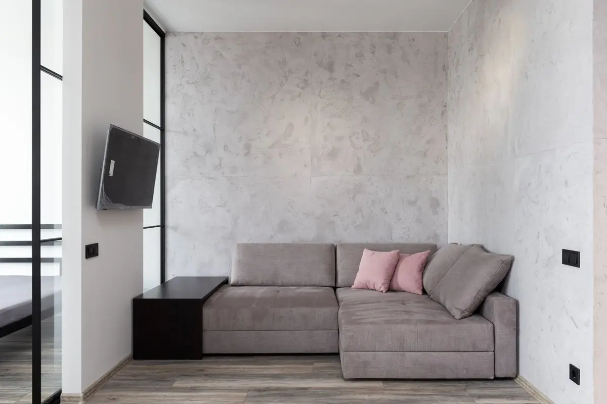 Sala de referencia con acabado gris y sofá de lino para orientar una reforma en Polanco.