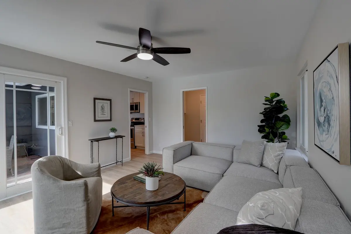 Sala de referencia con luz natural, sofá gris y distribución abierta para valorar proporciones en Polanco.